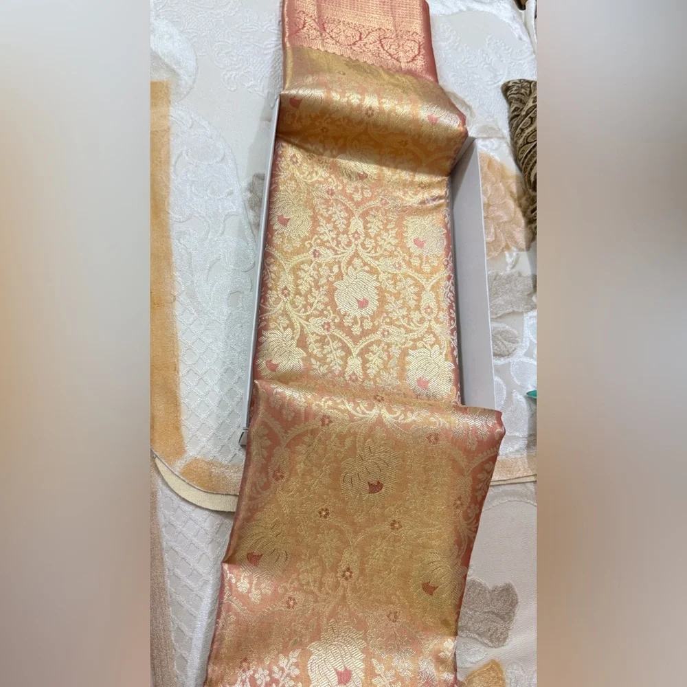 Stunning Pink/Peach and Gold Handwoven Kanjeevaram Silk and Pure Zari Saree - Picture 4 of 16